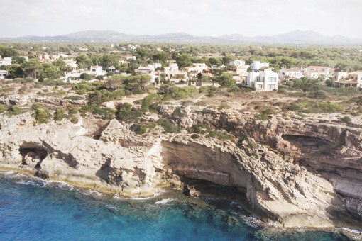 Investitionsobjekt - Renovierungsbedürftige Villa mit Pool und Baugenehmigung in erster Meereslinie in Cap d'es Moro