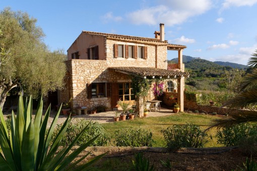 Mediterrane Natursteinfinca mit traumhaftem Panoramablick nahe S'Alquería Blanca