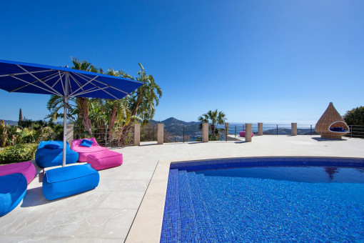 Sonniger Pool- und Terrassenbereich