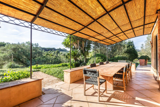 Wundervolle Terrasse mit Blick in den grünen Garten