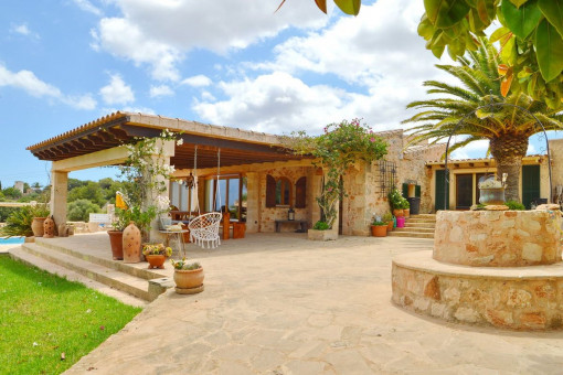Finca mit überdachter Terrasse