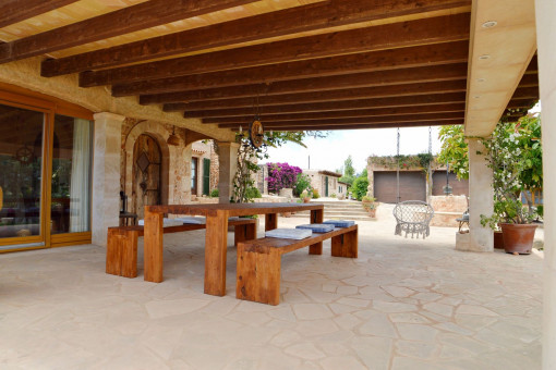 Große überdachte Terrasse