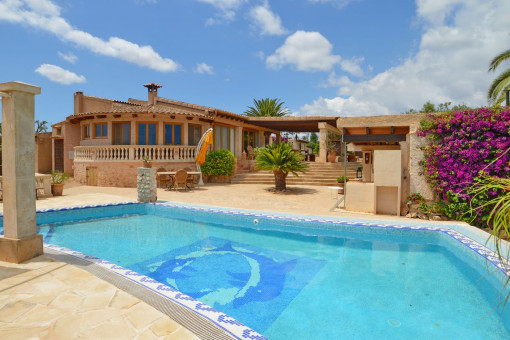Pool und Sonnenterrasse