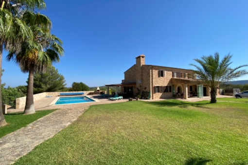 Mediterrane Natursteinfinca mit Pool und herrlichen Bergblick zwischen Portocolom und Felanitx