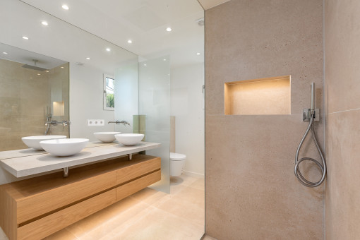Modernes Badezimmer mit ebenerdiger Dusche