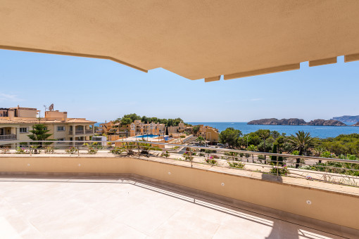 Sonniger Balkon mit Meerblick