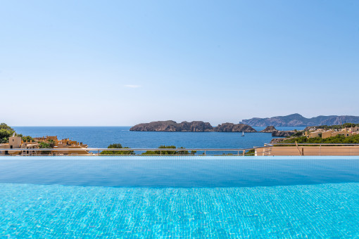 Meerblick-Infinitypool auf der Dachterrasse