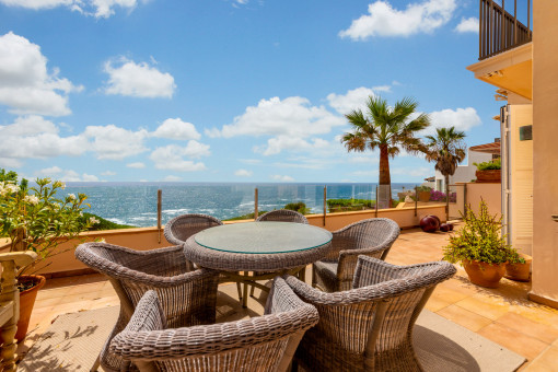 Einladende Terrasse mit Essbereich