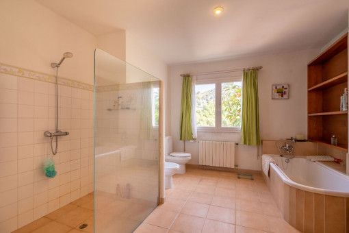Badezimmer mit Dusche und Tageslicht