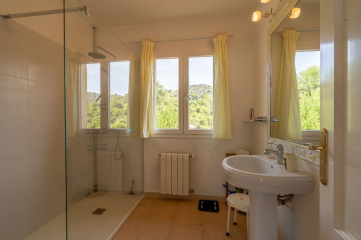 Badezimmer mit Dusche