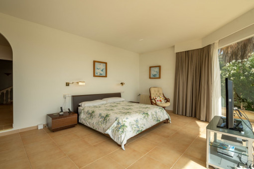 Großzügiges Schlafzimmer