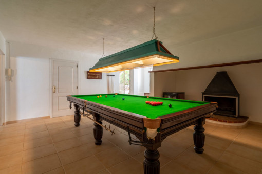 Der Billiardtisch befindet sich im Untergeschoss