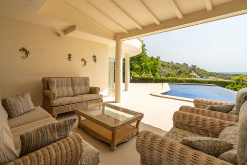 Überdachte Terrasse mit Loungebereich