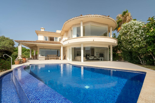 Große Villa mit Pool, Privatsphäre und Meerblick in bester Lage in Alcanada, Alcudia