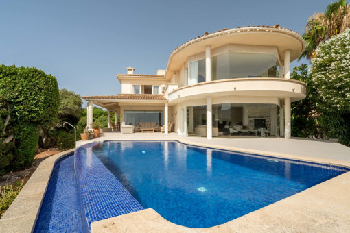 Villa mit Pool und Terrasse