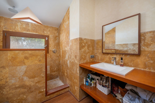 Badezimmer mit Dusche