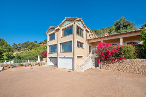 Blick auf die Villa mit Garage