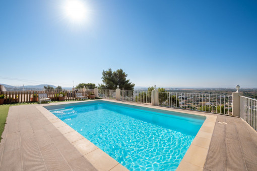 Terrasse und Poolbereich