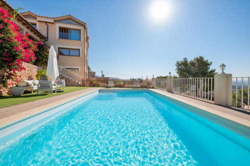 Gepflegte Terrasse und Poolbereich
