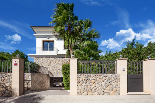 Blick von der Straße zur Villa