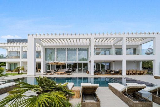 Der Pool ist von einer Terrasse umgeben