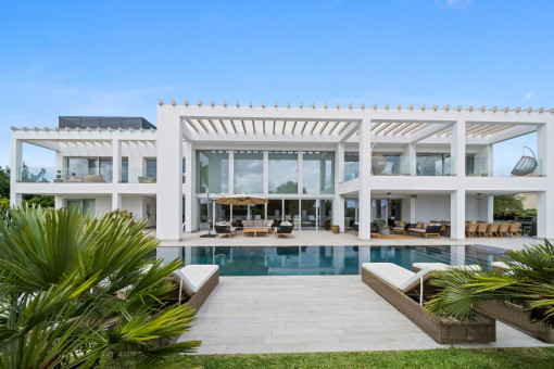 Blick von der Terrasse auf den Pool