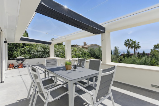 Großzügiger Terrassenbereich mit Grillarea und Meerblick