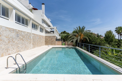 Großzügige Familienwohnung mit Meerblick, privatem Garten und Community-Pool in Cas Catala