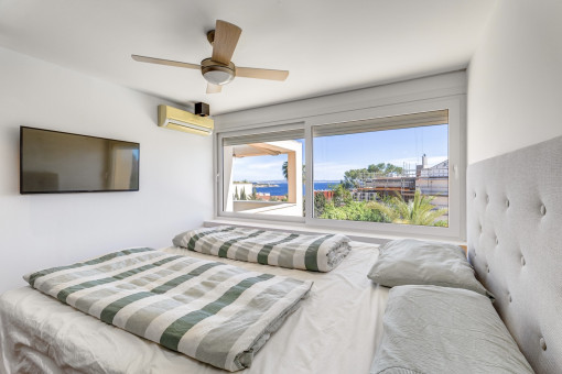 Hauptschlafzimmer mit Zugang zur Terrasse und Meerblick
