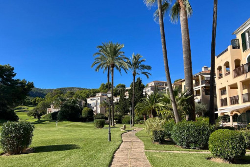 Erdgeschoss-Apartment in einer begehrten Wohnanlage, inmitten einer grünen Oase am Golfplatz von Bendinat
