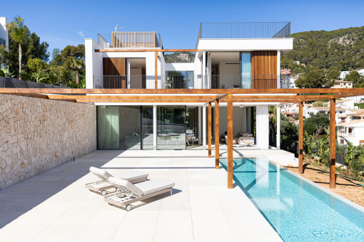 Garten mit Pool und Ansicht auf die Fassade