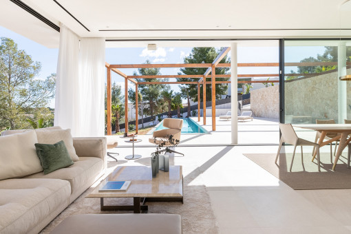 Neubau-Villa mit Infinity-Pool und Aussicht über die Berglandschaft in Genova