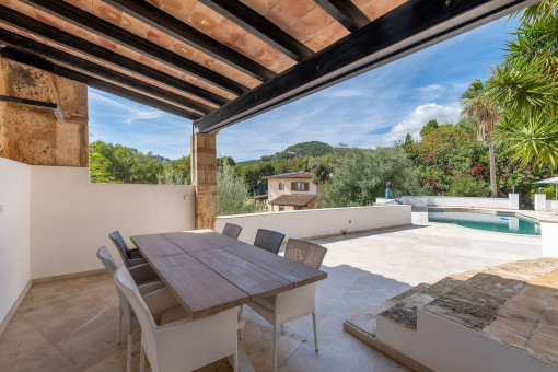 Überdachte Veranda am Poolbereich