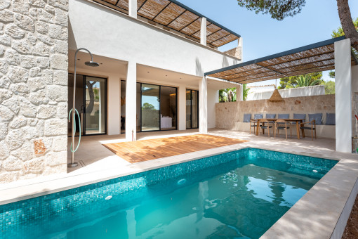 Fassade mit Pool