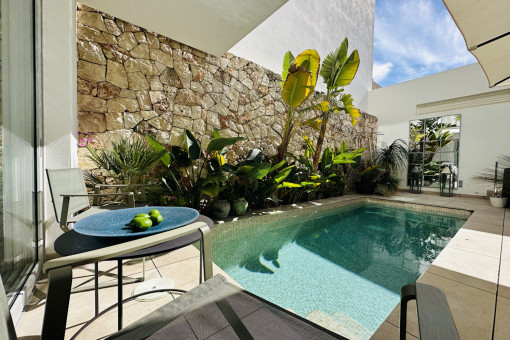 Mediterraner, geräumiger Patio mit Pool