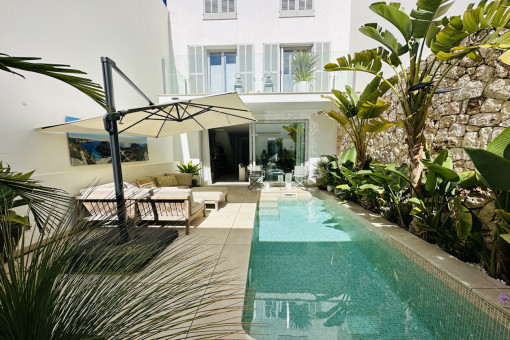 Elegantes Stadthaus mit Pool, großer Dachterrasse und Weitblick bis zum Meer in Portcolom