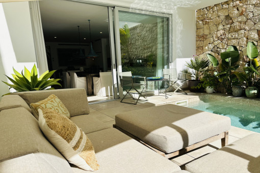 Einladender Chill-Out-Bereich am Pool