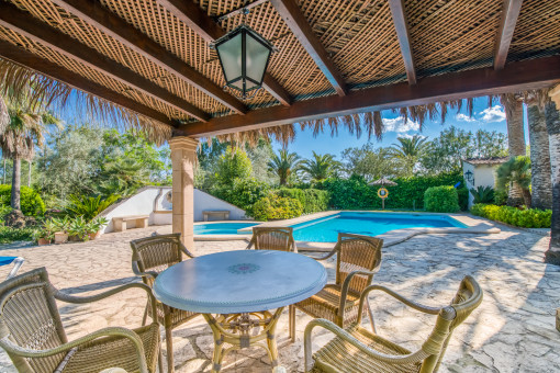 Sitzbereich mit Blick zum Pool