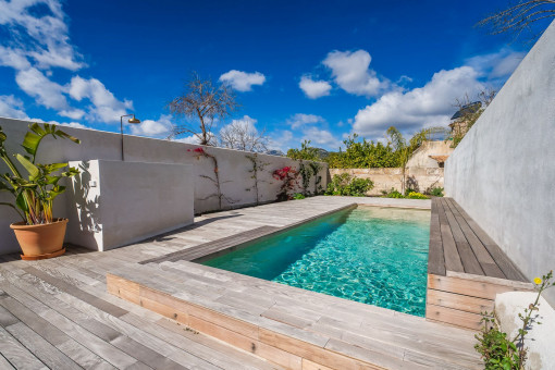 Private Sonnenterrasse mit Pool