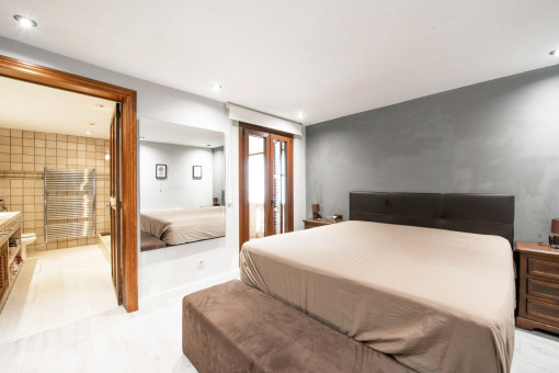 Schlafzimmer mit Badezimmer