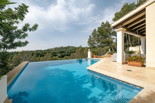 Charmante mediterrane Villa mit Golf- und Meerblick in Bendinat