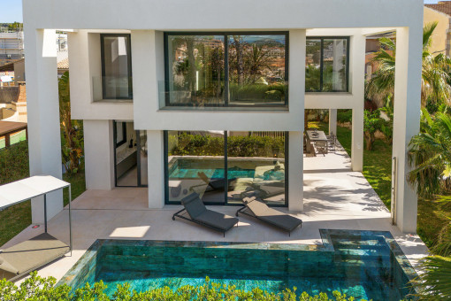 Neu gebaute Luxusvilla mit Meerblick und Salzwasser-Pool, am Yachthafen Port Adriano