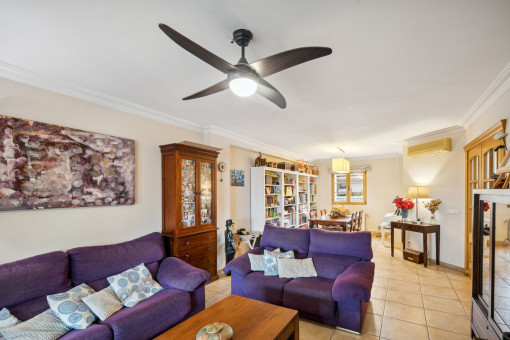 Wohnzimmer mit Deckenventilator