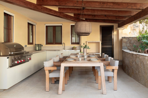 Überdachte Terrasse mit voll ausgestatteter Außenküche