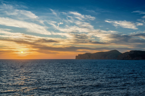 Beeindruckender Sonnenuntergang über dem Meer