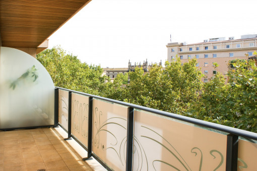 Überdachter Balkon mit Süd-West-Ausrichtung