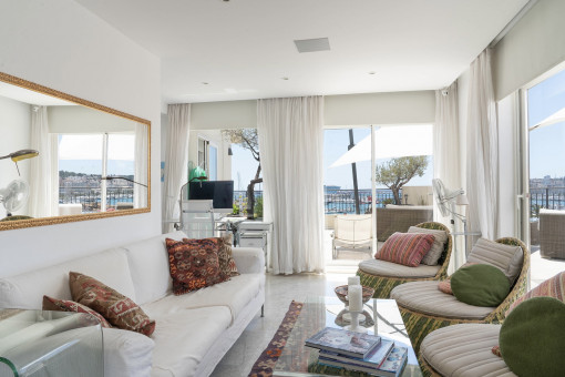 Helles Wohnzimmer mit Panoramablick