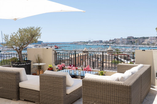 Großzügiges Terrassenleben mit Blick über Hafen und Stadt