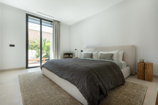 Hauptschlafzimmer mit Zugang zur Terrasse