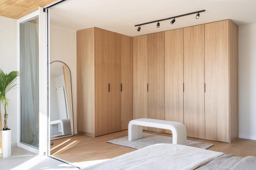 Offener Ankleideschrank im Hauptschlafzimmer